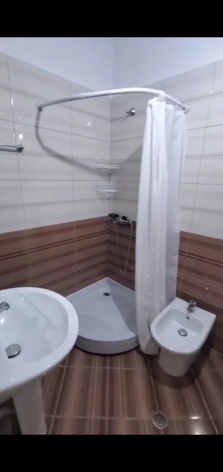 Tirane, jepet me qera apartament 2+1+Ballkon Kati 3, 110 m² 550 € (ASTIR)