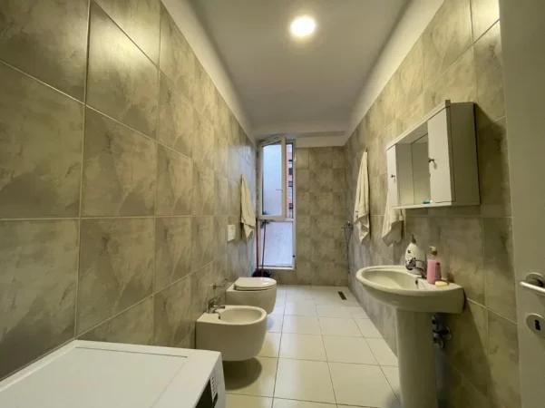Tirane, jepet me qera apartament 2+1 Kati 3, 121 m² 700 € (Bulevardi i Ri)