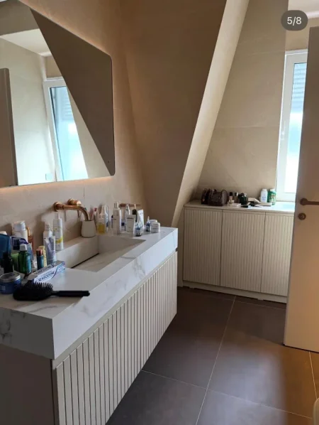 Tirane, jepet me qera apartament 2+1+Ballkon Kati 3, 1.900 m² 1.900 € (Teg)