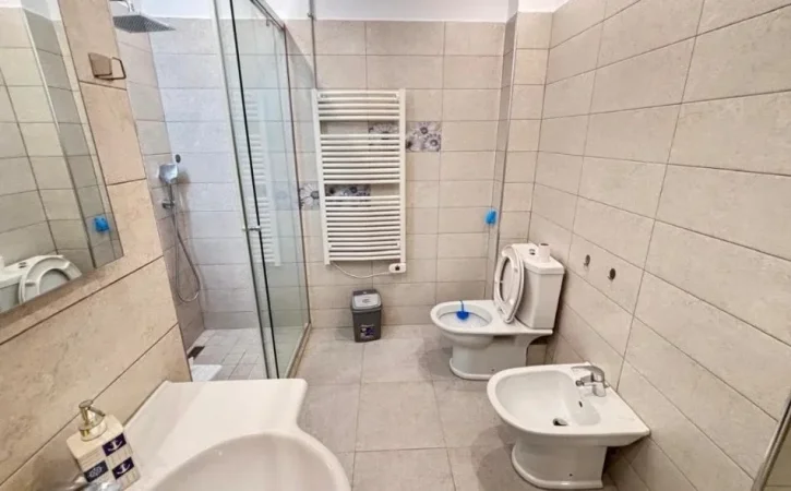 Tirane, jepet me qera apartament 3+1+Ballkon Kati 3, 100 m² 850 € (PAZARI I RI)