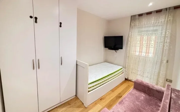 Tirane, jepet me qera apartament 3+1+Ballkon Kati 3, 100 m² 850 € (PAZARI I RI)