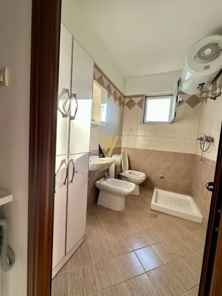 Tirane, jepet me qera apartament 1+1+Ballkon Kati 5, 65 m² 420 € (RRUGA DRITAN HOXHA)