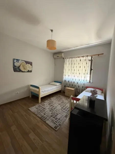 Tirane, jepet me qera apartament 2+1+Ballkon Kati 3, 90 m² 650 € (DON BOSKO)