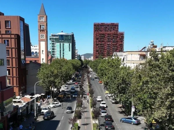 Tirane, jepet me qera ambjent biznesi Kati 0, 300 m² - 32 €/m²(Rruga e Kavajës)