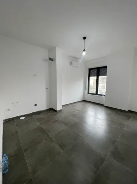 Tirane, jepet me qera zyre Kati 2, 60 m², 45 000 Leke (Stacioni i Trenit)