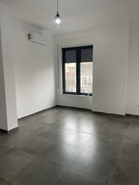 Tirane, jepet me qera zyre Kati 2, 60 m², 45 000 Leke (Stacioni i Trenit)