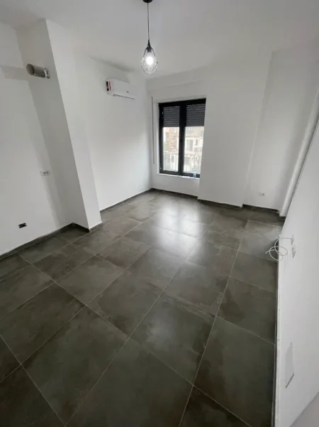 Tirane, jepet me qera zyre Kati 2, 60 m², 45 000 Leke (Stacioni i Trenit)