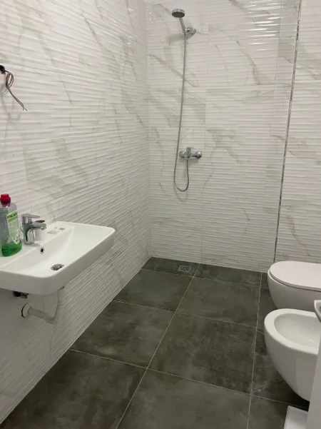 Tirane, jepet me qera zyre Kati 2, 60 m², 45 000 Leke (Stacioni i Trenit)