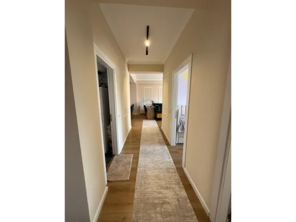 Tirane, jepet me qera apartament 2+1+2+2 PARKIME, Kati 7, 116 m² 1.200 € (LIQENI I THATE , Prane Radisson)