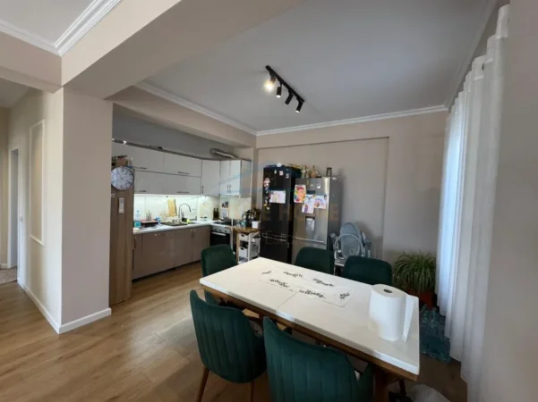 Tirane, jepet me qera apartament 2+1+2+2 PARKIME, Kati 7, 116 m² 1.200 € (LIQENI I THATE , Prane Radisson)