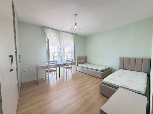 Tirane, jepet me qera apartament 2+1+Aneks+Ballkon Kati 4, 94 m² 550 € (Ish Parku)