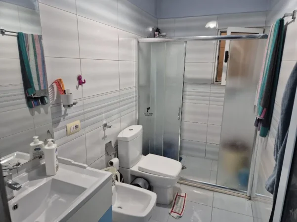 Tirane, jepet me qera apartament 2+1 Kati 6, 650 € (ALI DEMI)