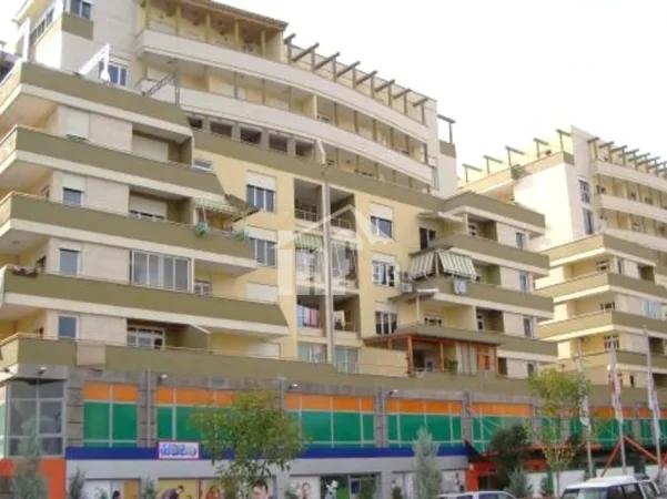 Tirane, shitet ambjent biznesi Kati 0, 590 m² (TE LIQENI ARTIFICIAL I TIRANES)