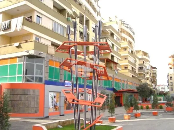 Tirane, shitet ambjent biznesi Kati 0, 590 m² (TE LIQENI ARTIFICIAL I TIRANES)