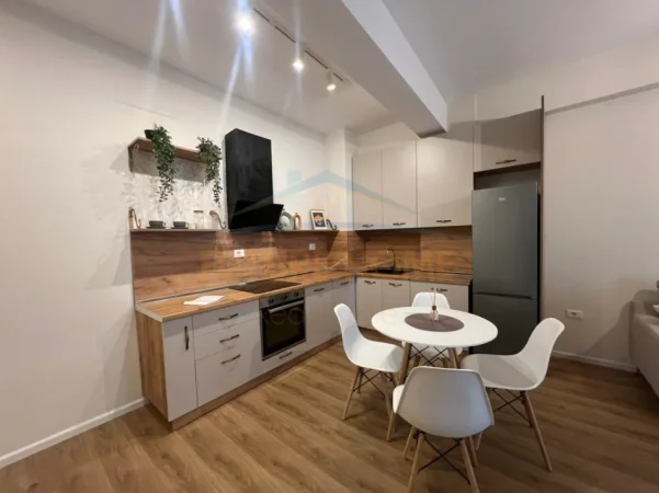 Tirane, jepet me qera apartament 1+1 Kati 3, 62 m² 400 € (FRESK , Residenca OXA)