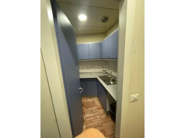 Tirane, jepet me qera ambjent biznesi Kati 2, 9.000 m² 9.000 € (Rruga e Durresit)
