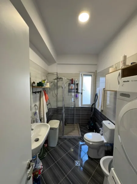 Tirane, jepet me qera apartament 2+1+2+2 Poste Parkimi, Kati 7, 116 m² 1.100 € (Liqeni Thate)