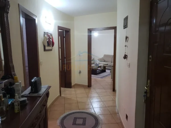 Tirane, jepet me qera apartament 1+1+Ballkon Kati 4, 64 m² 450 € (Laprake)