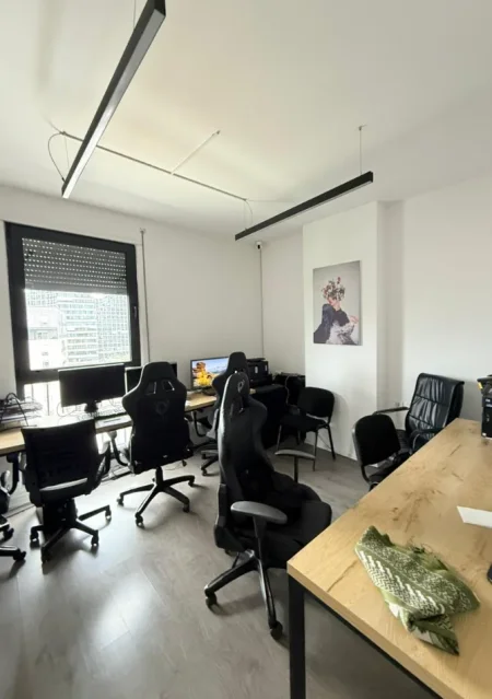Tirane, jepet me qera zyre Kati 9, 125 m² 3.888 € (rruga komuna parisit)