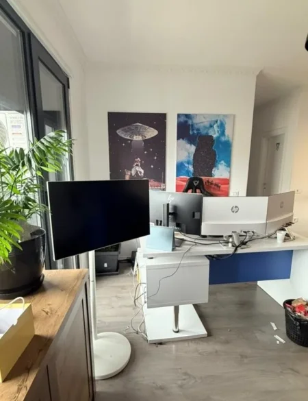 Tirane, jepet me qera zyre Kati 9, 125 m² 3.888 € (rruga komuna parisit)