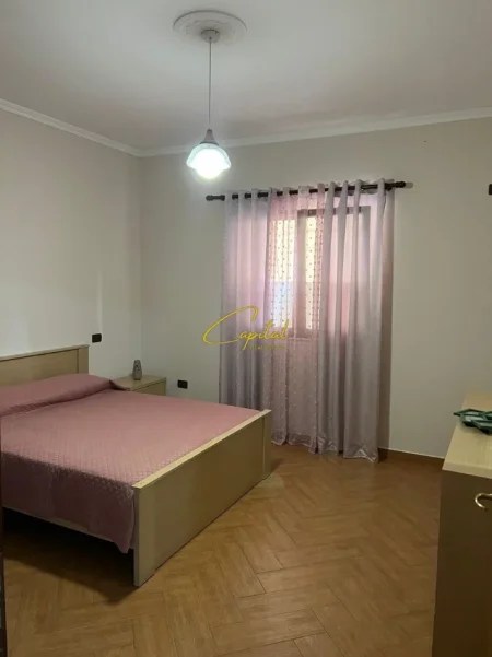 Tirane, jepet me qera apartament 2+1 Kati 4, 80 m² 700 € (ISH BLLOKU)