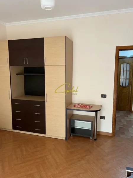 Tirane, jepet me qera apartament 2+1 Kati 4, 80 m² 700 € (ISH BLLOKU)