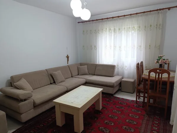 Tirane, jepet me qera apartament 2+1 Kati 1, 75 m² 500 € (Kombinat)