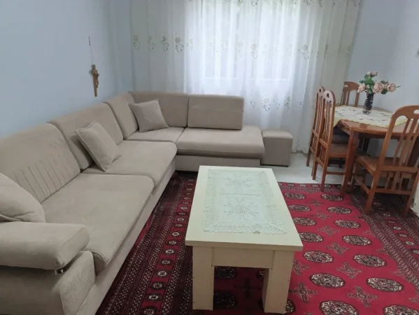 Tirane, jepet me qera apartament 2+1 Kati 1, 75 m² 500 € (Kombinat)