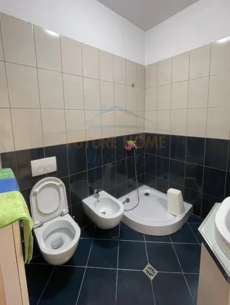 Tirane, jepet me qera apartament 2+1+Ballkon Kati 2, 105 m² 750 € (Komuna e parisit)