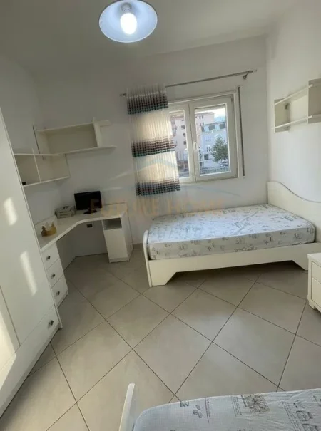 Tirane, jepet me qera apartament 2+1+Ballkon Kati 2, 105 m² 750 € (Komuna e parisit)