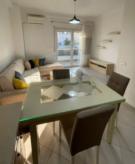 Tirane, jepet me qera apartament 2+1+Ballkon Kati 2, 105 m² 750 € (Komuna e parisit)