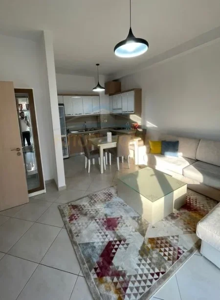 Tirane, jepet me qera apartament 2+1+Ballkon Kati 2, 105 m² 750 € (Komuna e parisit)