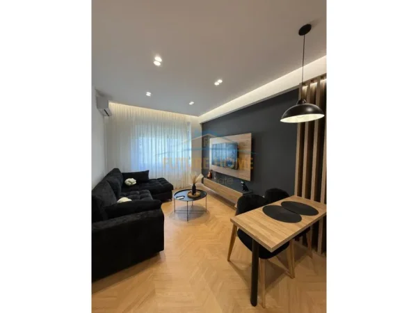 Tirane, jepet me qera apartament 1+1+Ballkon Kati 1, 60 m² 850 € 