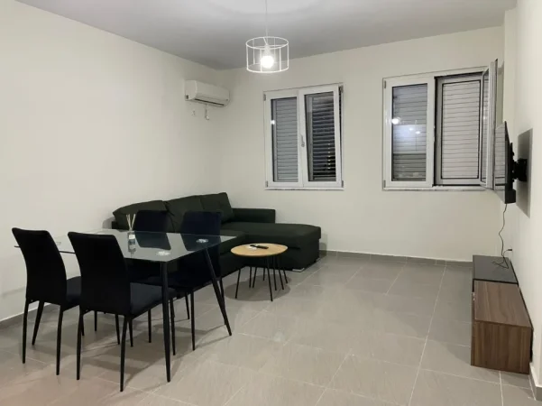 Tirane, jepet me qera apartament 1+1 Kati 5, 55 m² 550 € (PRANE KLINIKES INDIANE TE SYRIT)