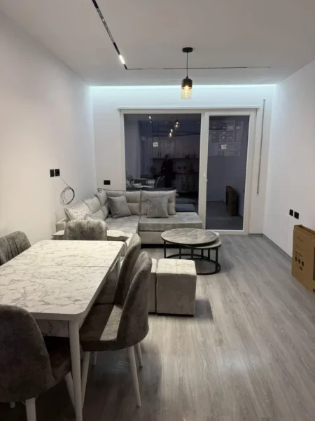 Tirane, jepet me qera apartament 1+1+Ballkon Kati 5, 450 € (5 Maji)