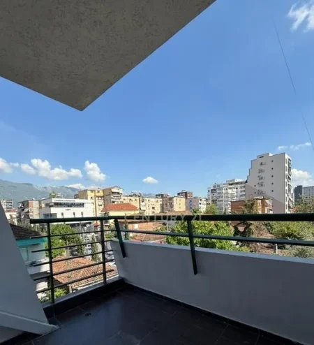 Tirane, jepet me qera apartament Kati 3, 120 m² 1.000 € (Gjimnazi Partizani)