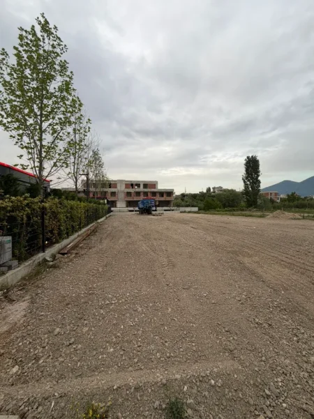 Tirane, jepet me qera toke , 1.400 m² (SAUK)