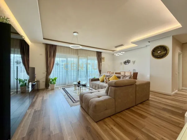Tirane, shitet apartament 2+1 Kati 5, 167 m² 495.000 € (liqeni i thate)