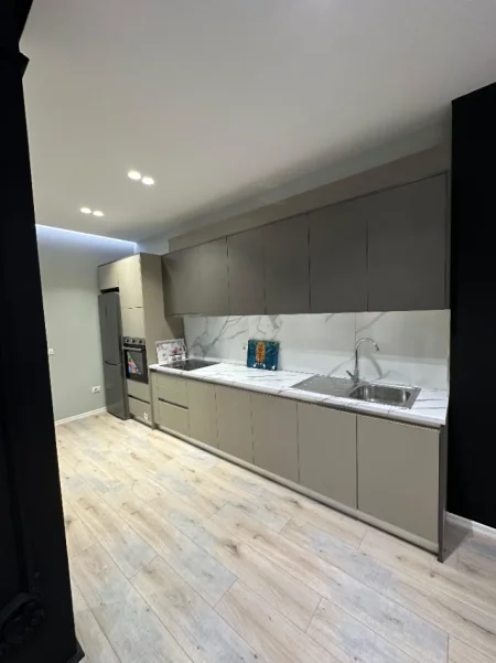 Tirane, jepet me qera apartament 2+1+Ballkon Kati 7, 130 m² 500 € (Kamez " White Crown Residence ")