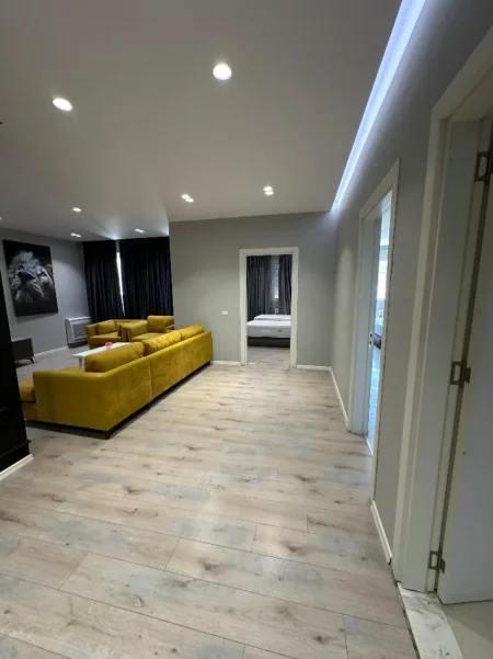 Tirane, jepet me qera apartament 2+1+Ballkon Kati 7, 130 m² 500 € (Kamez " White Crown Residence ")