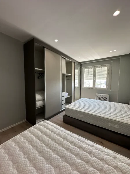 Tirane, jepet me qera apartament 2+1+Ballkon Kati 7, 130 m² 500 € (Kamez " White Crown Residence ")