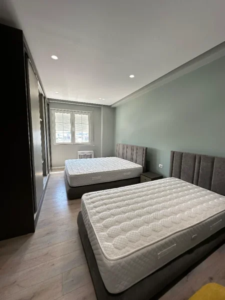 Tirane, jepet me qera apartament 2+1+Ballkon Kati 7, 130 m² 500 € (Kamez " White Crown Residence ")