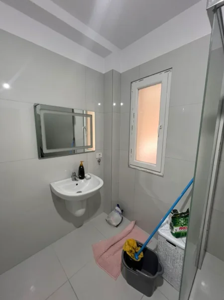 Tirane, jepet me qera apartament 2+1 Kati 2, 110 m² 650 € (Ali Demi)