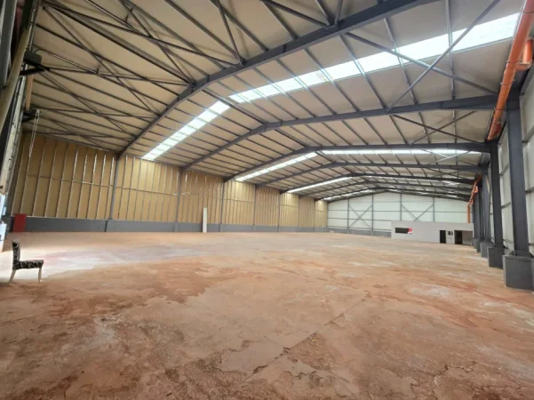 Tirane, jepet me qera magazine Kati 0, 1.200 m² 5300 € (VAQARR)