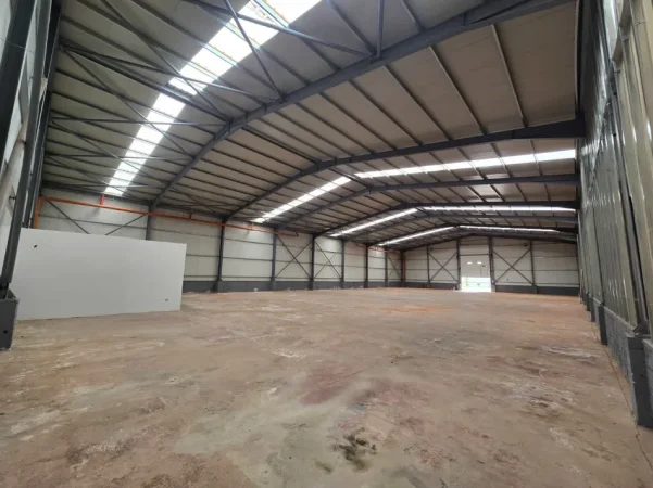 Tirane, jepet me qera magazine Kati 0, 1.200 m² 5300 € (VAQARR)
