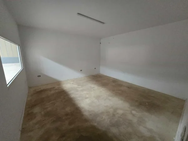 Tirane, jepet me qera magazine Kati 0, 1.200 m² 5300 € (VAQARR)