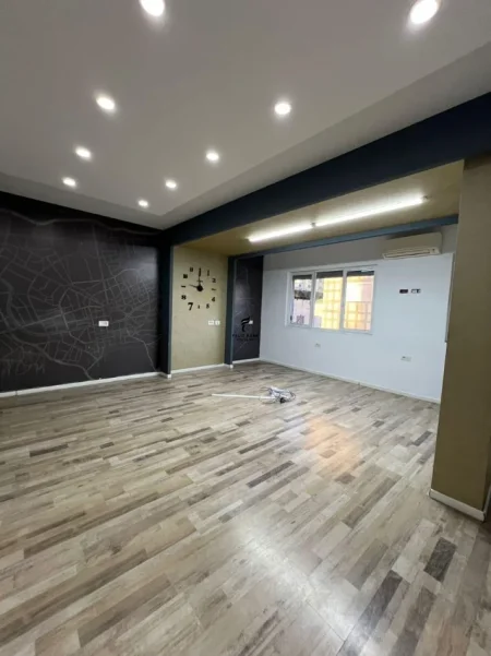 Tirane, jepet me qera zyre Kati 4, 110 m² 1.400 € (SHESHI WILLSON)