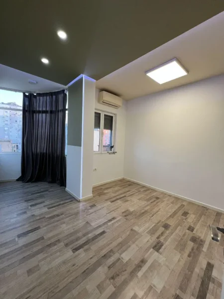 Tirane, jepet me qera zyre Kati 4, 110 m² 1.400 € (SHESHI WILLSON)