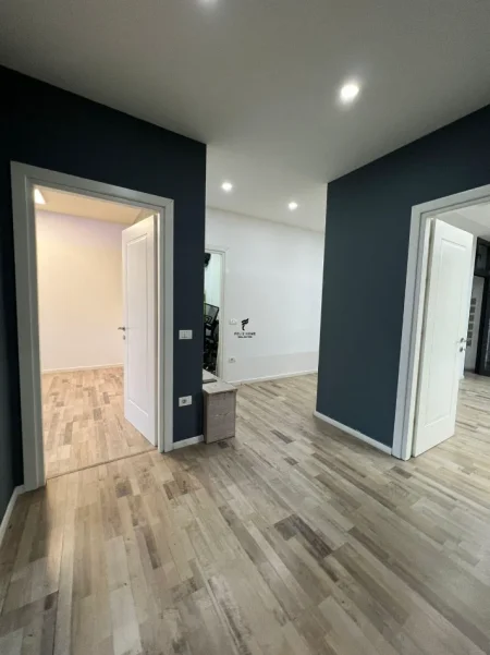 Tirane, jepet me qera zyre Kati 4, 110 m² 1.400 € (SHESHI WILLSON)