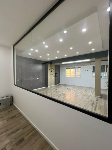 Tirane, jepet me qera zyre Kati 4, 110 m² 1.400 € (SHESHI WILLSON)